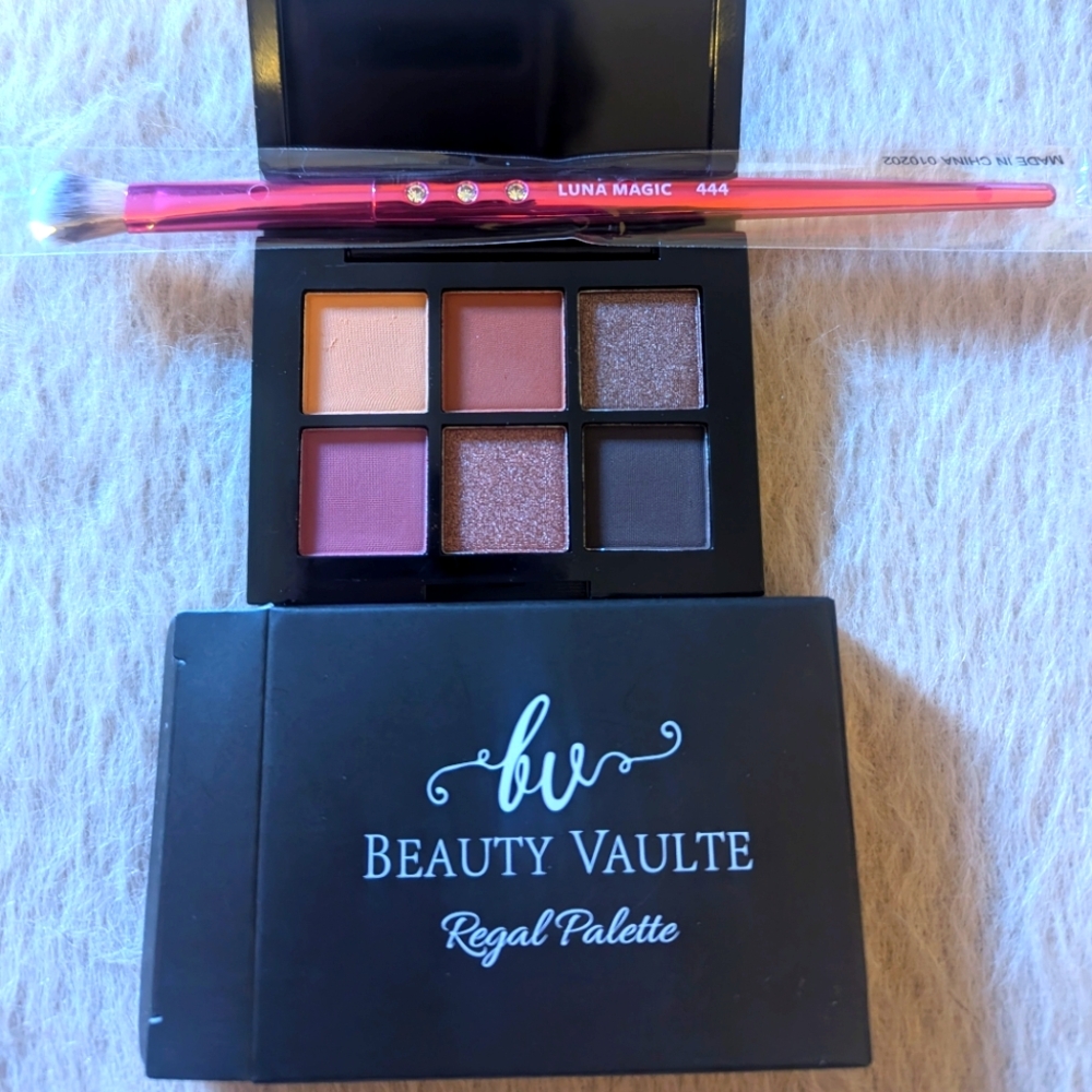 Beauty Vault mini pallet with Luna Magic shader brush